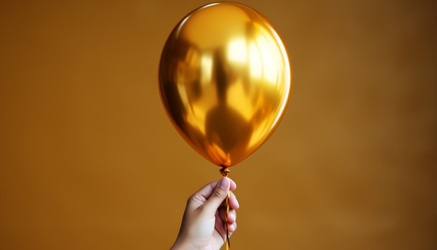 Divers - Description et utilité d'un ballon chiffre 5 doré